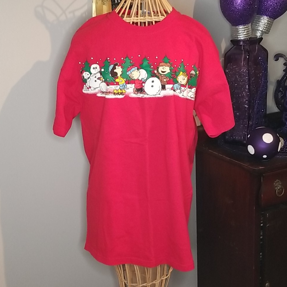 Vintage Peanuts by Schultz Building Snowmen Holiday T-shirt